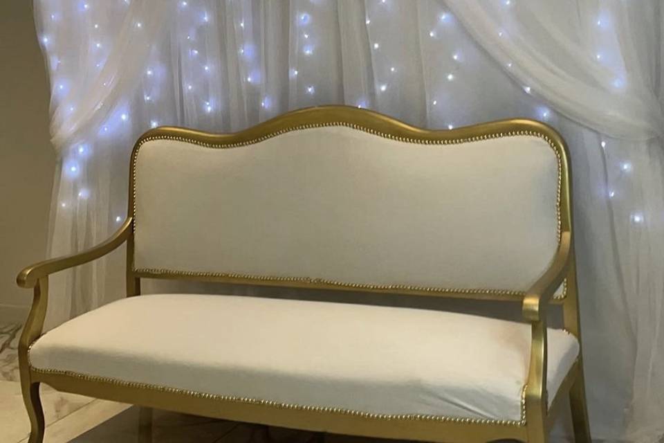 Trone avec fond blanc lumineux