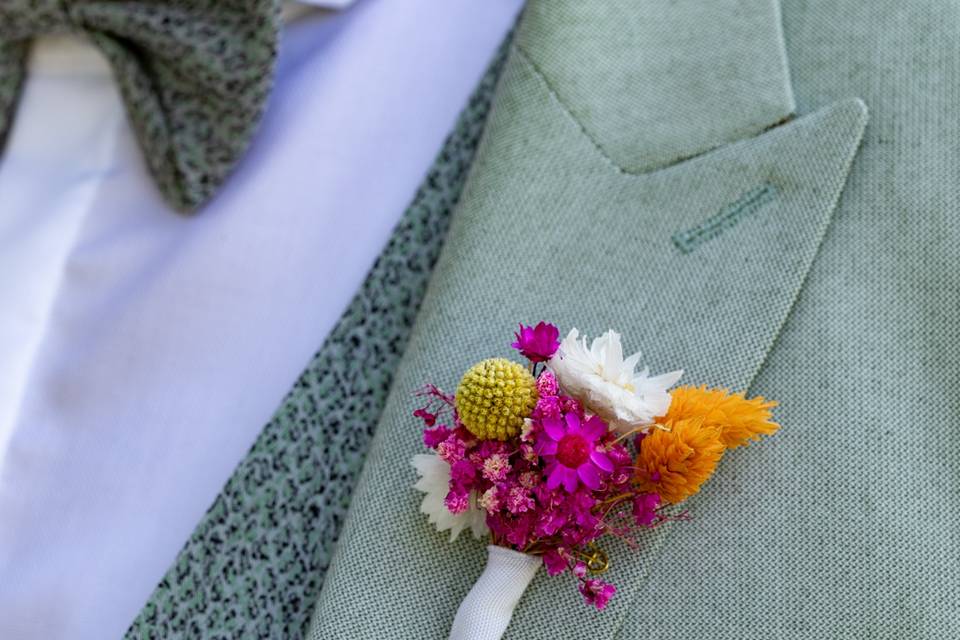 Boutonnière coloré séchée