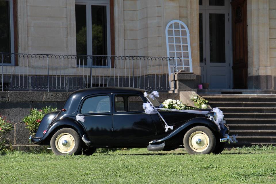 La voiture devant le Château