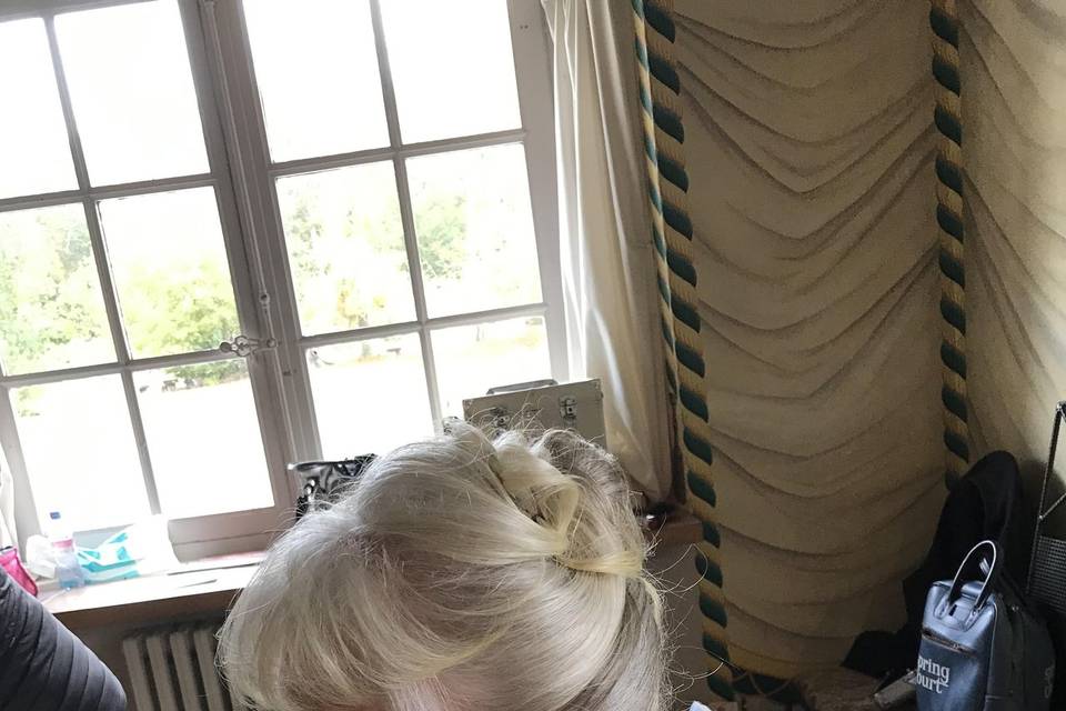 Le chignon de la maman du mari