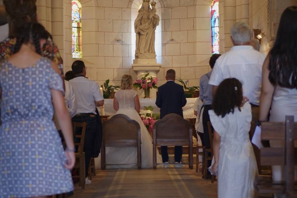 Les mariées devant l'autel