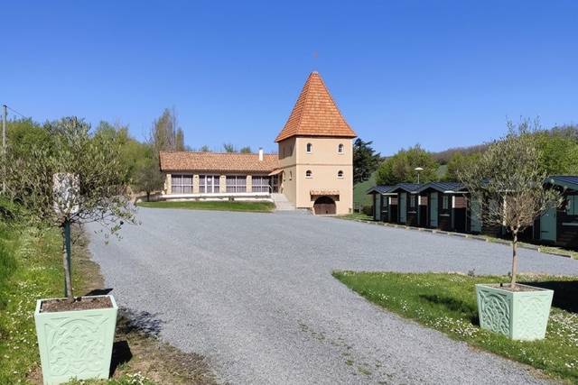 Salle, gîte et chalets