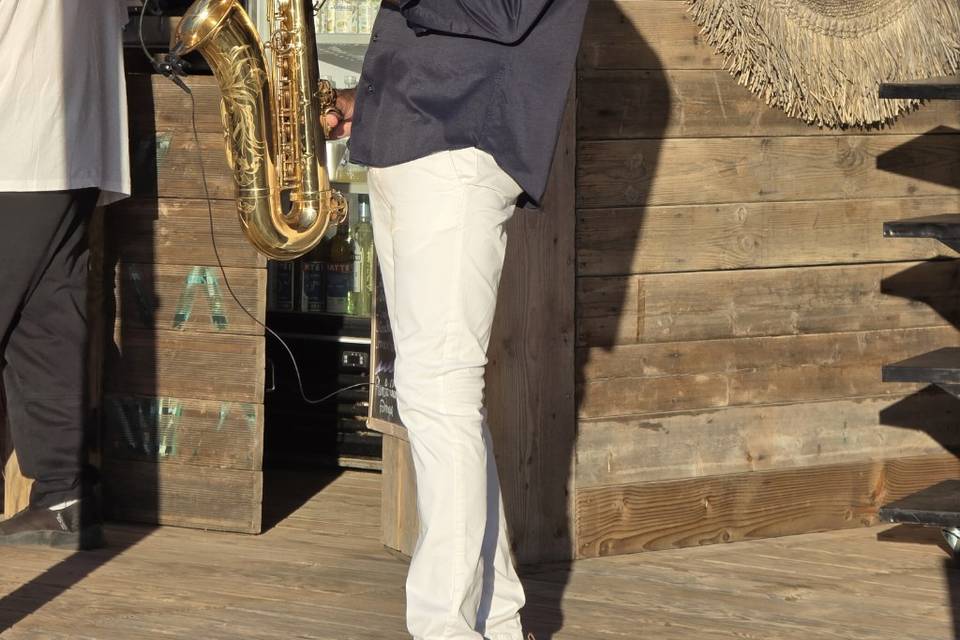 Saxophoniste sur plage