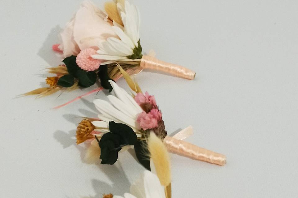 Boutonnières fleurs séchées