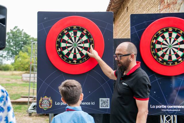 Homme expliquant les scores