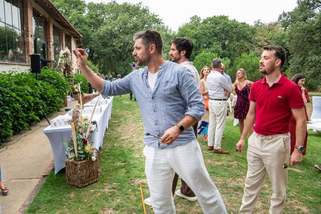 Homme visant la cible jardin
