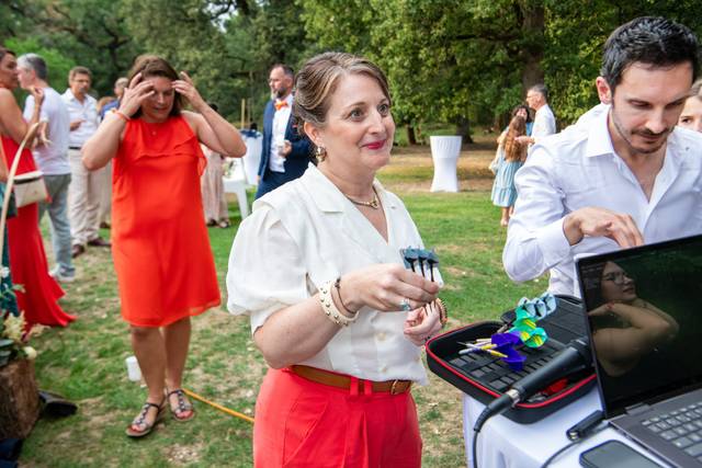 Invitée riant avec ses amis