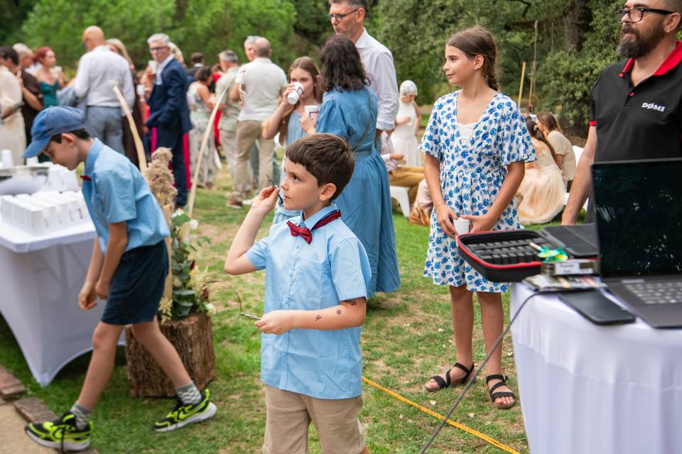 Enfant jouant jeu de jardin