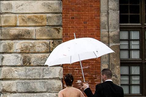 Mariés, château, parapluie 2
