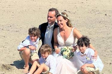 2025 assis sur la plage