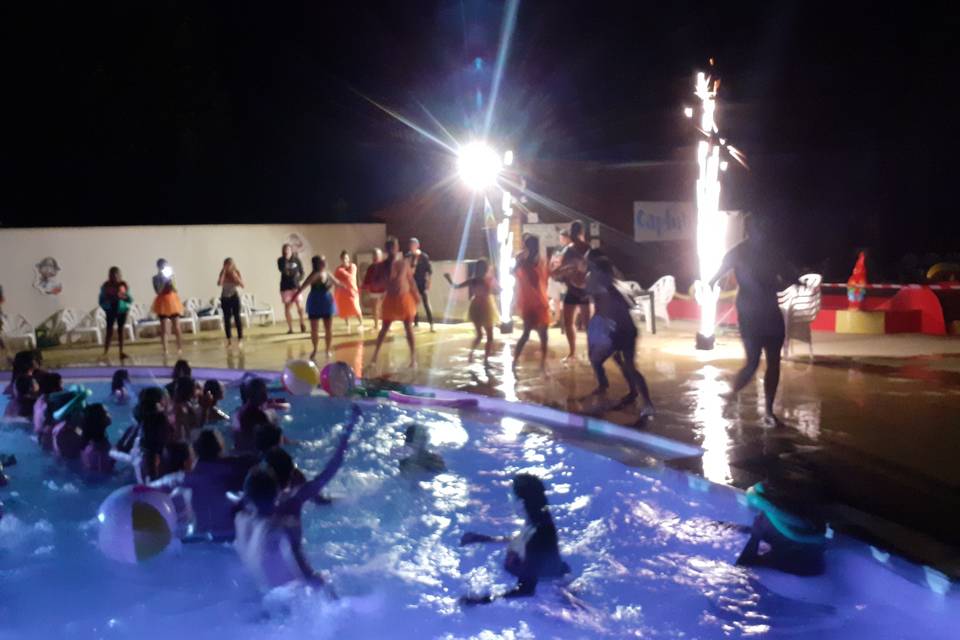 Soirée piscine camping