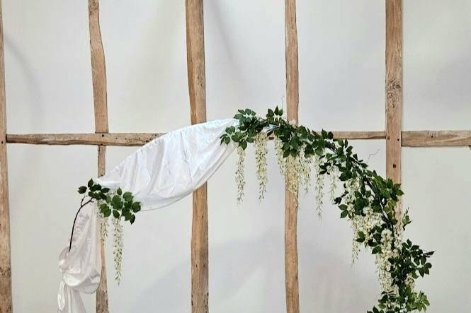 Arche derriere table mariés