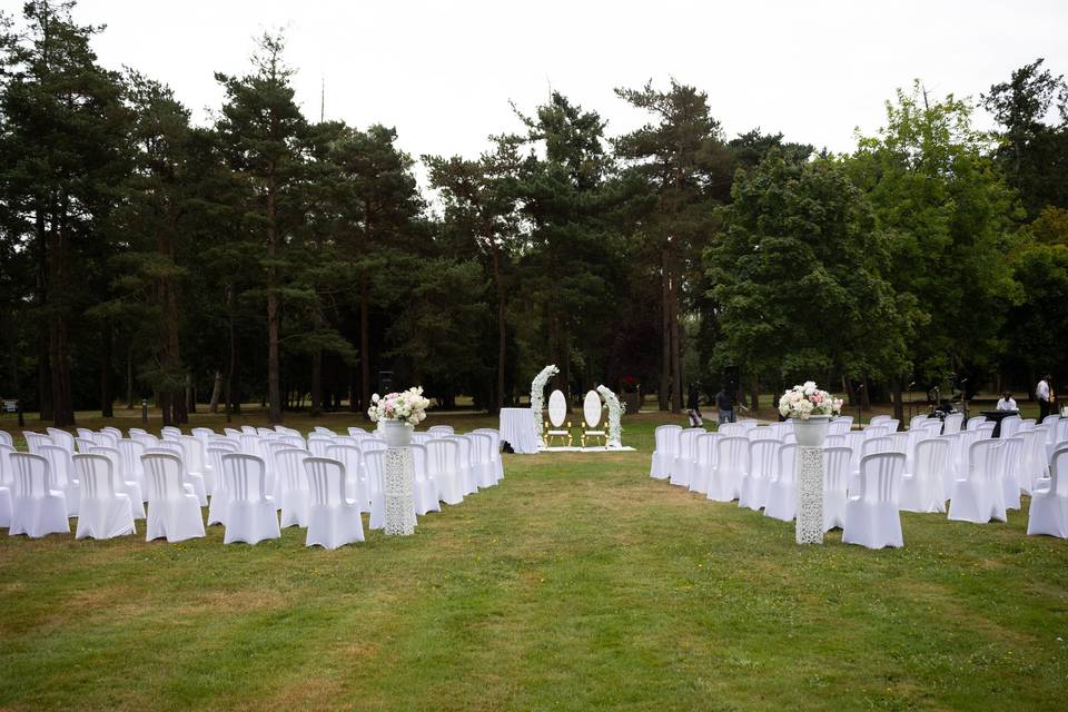 Céremonie dans le parc