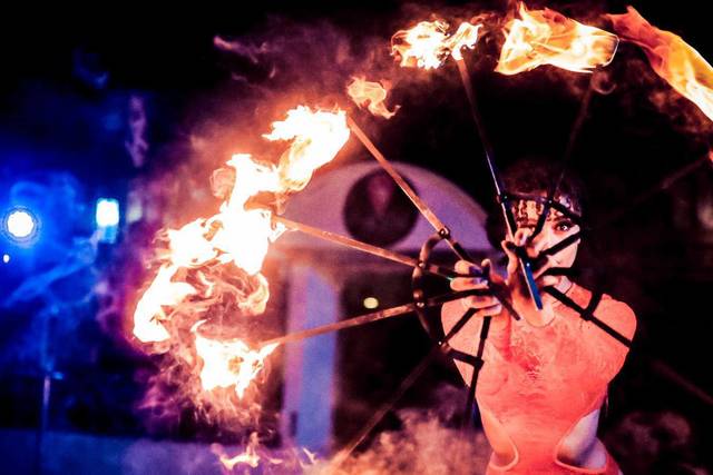 Danseuse éventail de feu