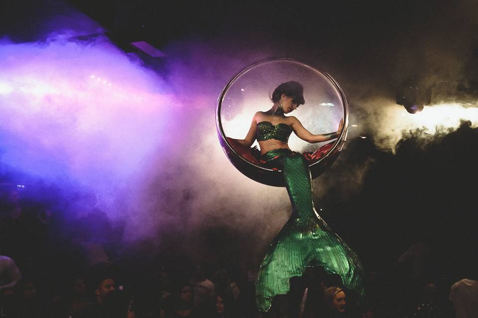 Danseuse sur échasse