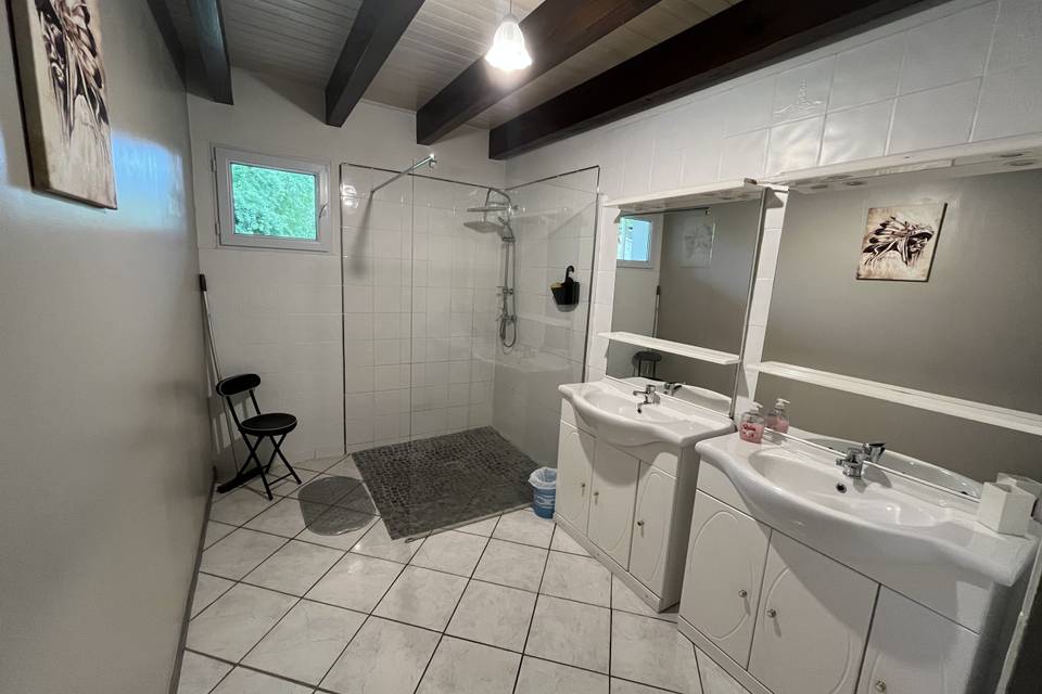 Salle de bain 1 gîte Le Clos