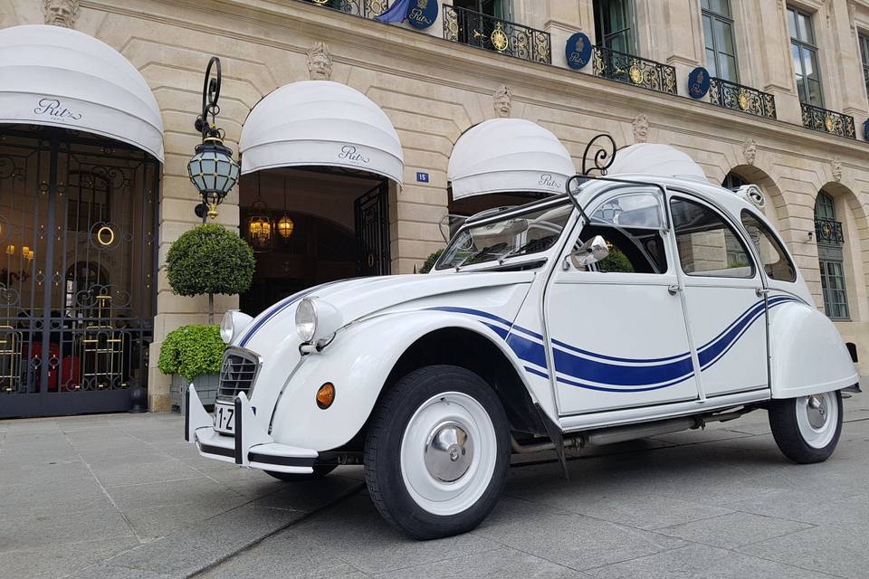 2cv devant hôtel de luxe