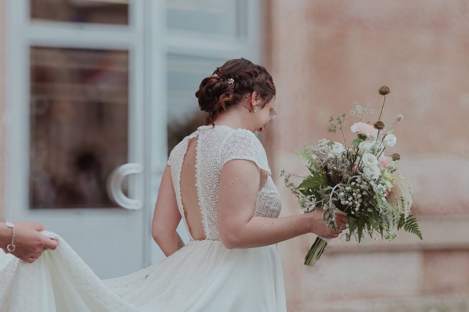 La mariée arrivant à la mairie