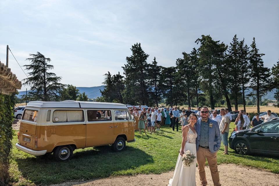Les mariés en Combi VW