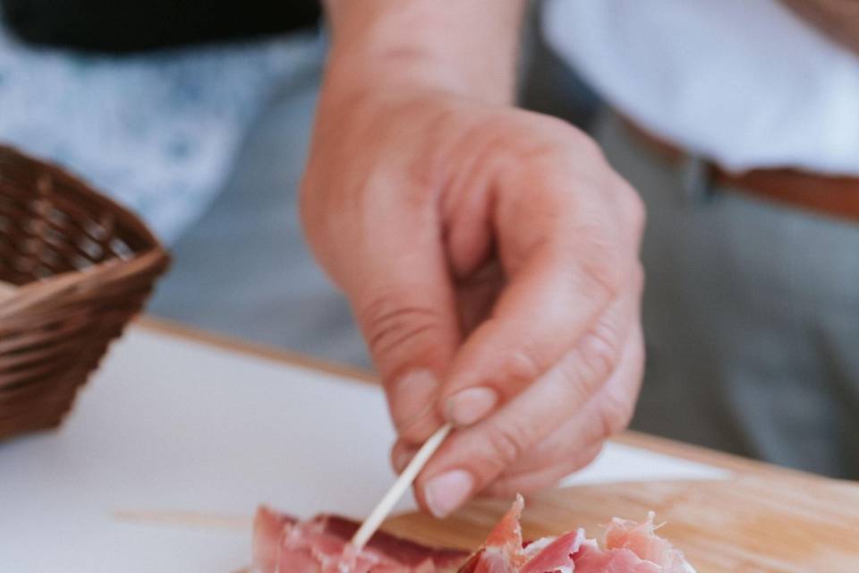 main_pique_jambon_cru_fines