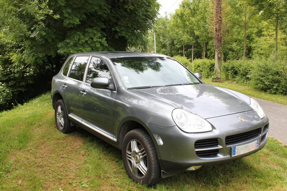 Porsche Cayenne dans la nature