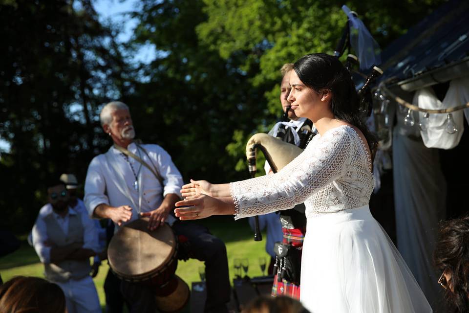 La mariée s'amuse