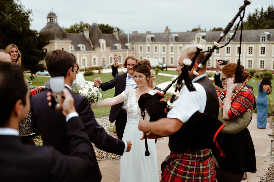 La mariée s'amuse