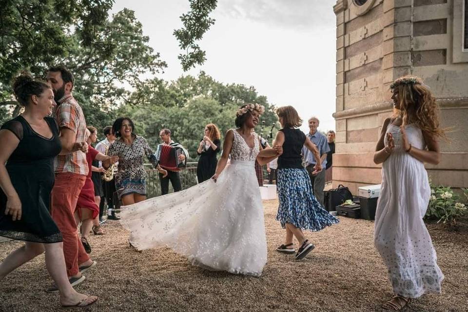 La mariée danse