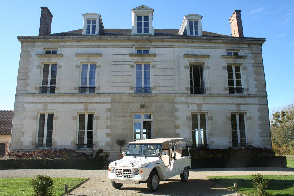 Mehari devant chateau