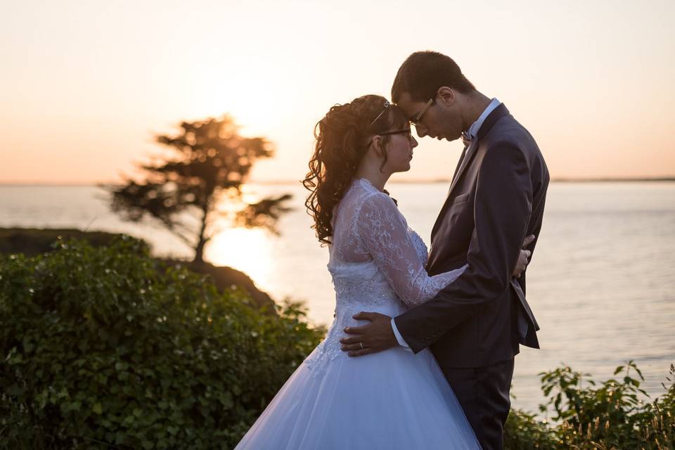 Couple, couché de soleil