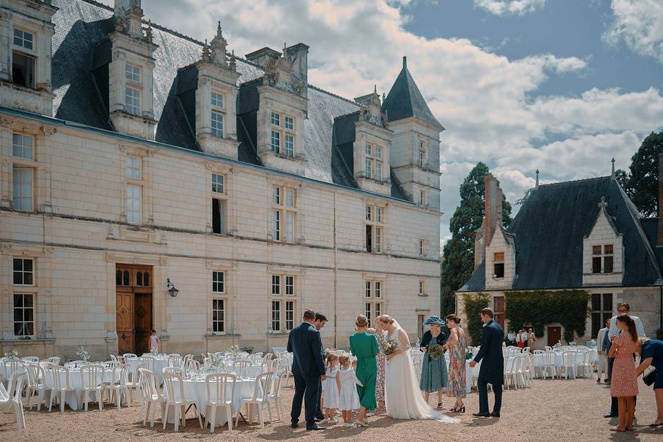 Repas dans la cour d'honneur