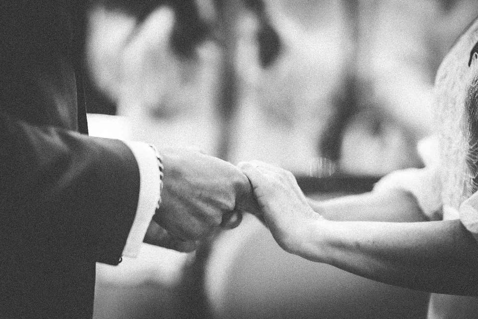 Les mains entrelacés mariage