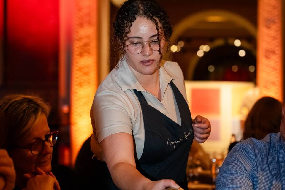 PHOTO VERTICALE _ SERVEUR EN SERVICE