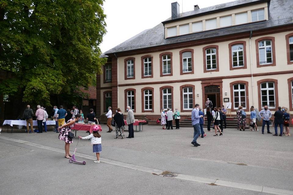 Apéritif devant le château