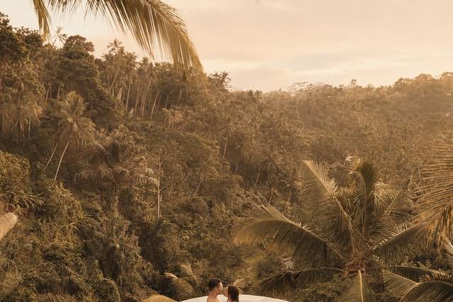 Couple qui s'embrasse piscine