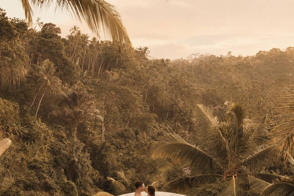 Couple qui s'embrasse piscine