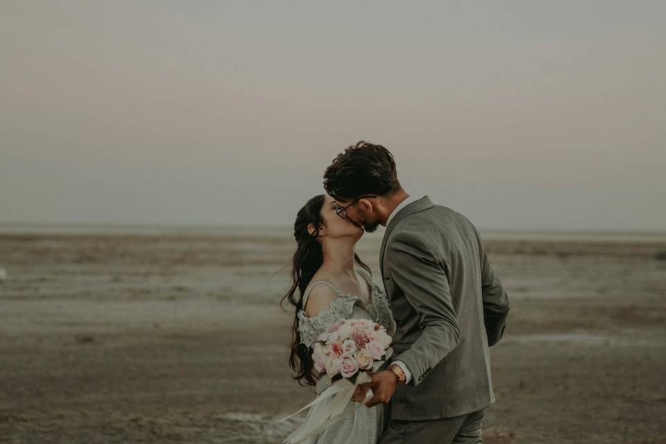 Couple qui s'embrasse plage