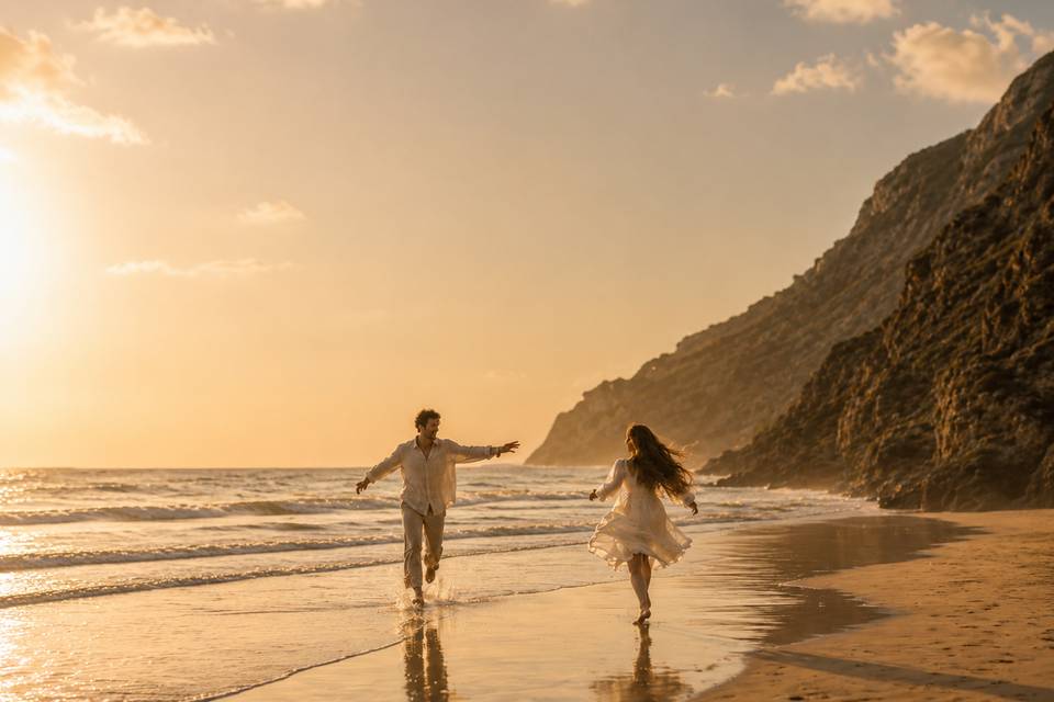 Couple qui court à la plage