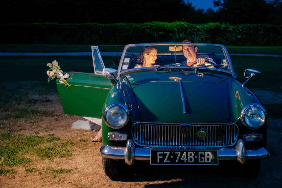 Couple de mariés en voiture