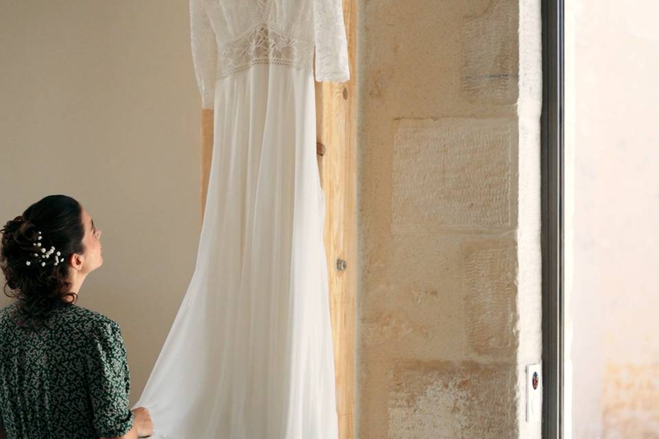 Regard sur sa robe de mariée