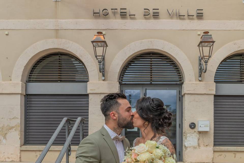 Couple devant mairie