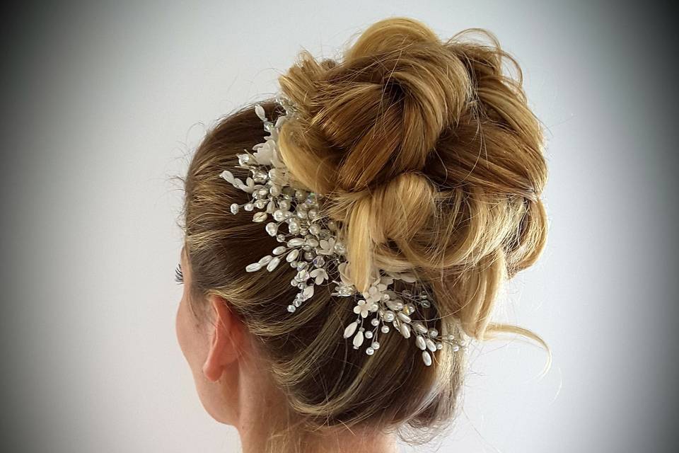 Chignon haut bouclé