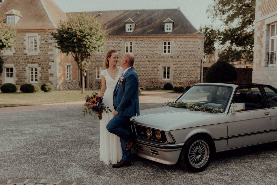 Couple et vieille voiture