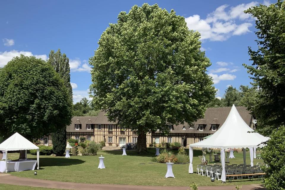 Le parc orné de tentes