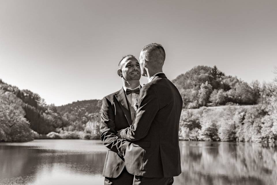 Photo de couple au bord du lac