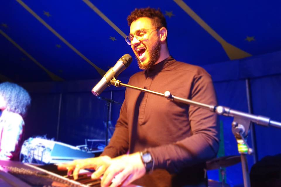 Rodrigue : chanteur, pianiste