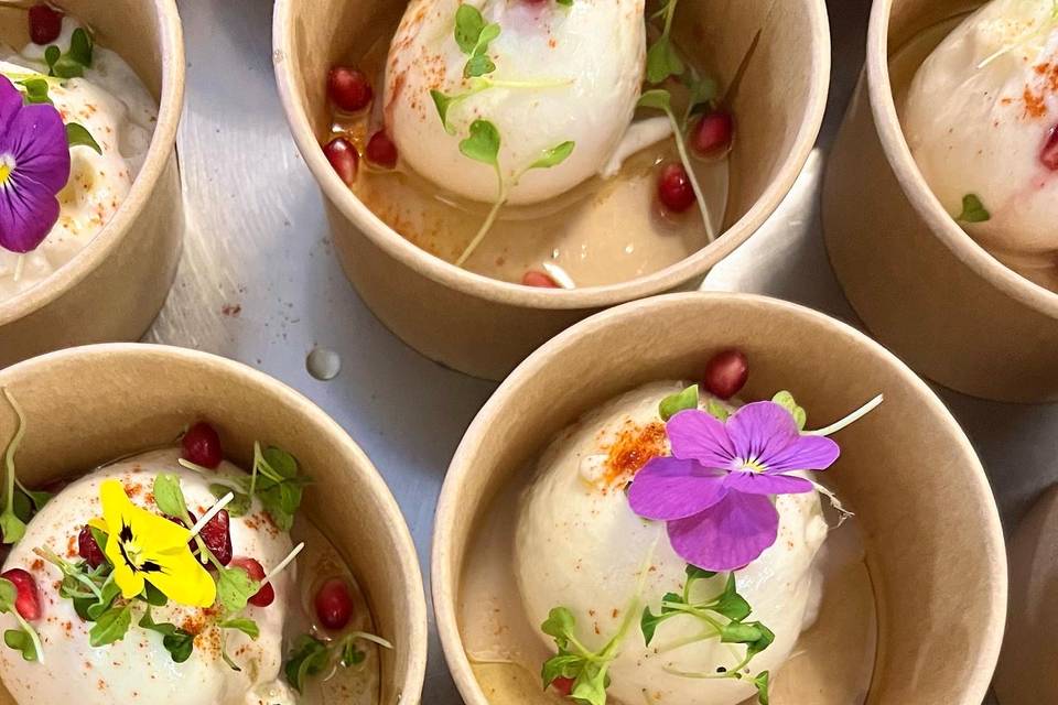 Burrata et fleurs comestibles