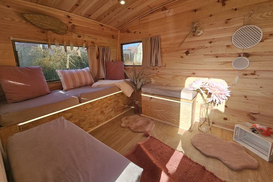 Intérieur bois et rose Poudré