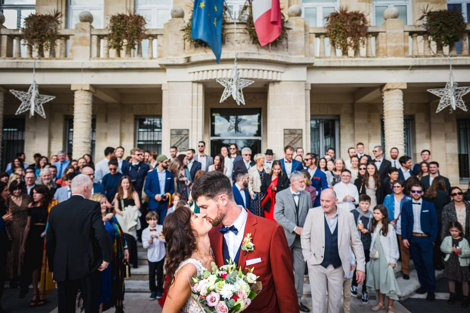 Seuls devant la mairie