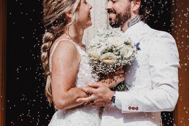 Les mariés sous une pluie de c